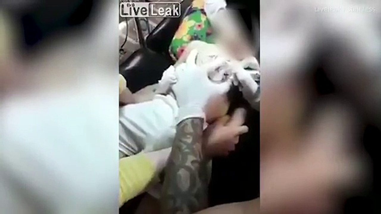 Çocuğunu dövme yapan ebeveynler