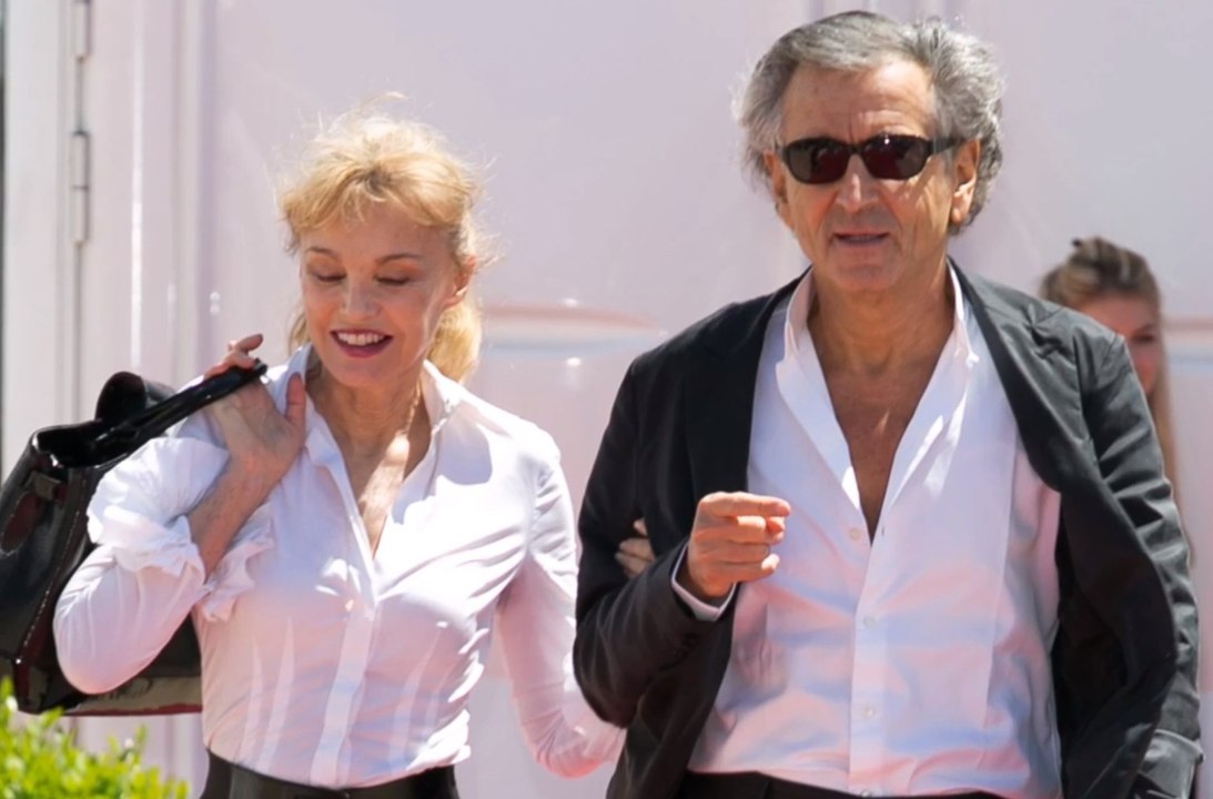 Arielle Dombasle obligée de "se cacher" pour préserver son couple ?