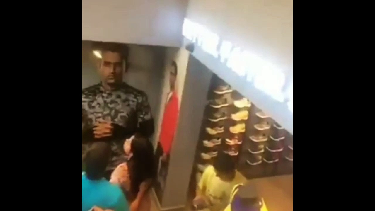 महेंद्रसिंग धोनी ने अपने फॅन्स के साथ ली इस तरह से सेल्फी की सब देखते रह गये