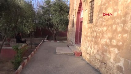 Mardin-Derik'teki 368 Yıllık Kilisede Tek Başına Paskalya Bayramı'nı Kutladı -Hd