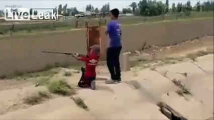 Ce gamin va vite arreter le tir au fusil... Ahaha