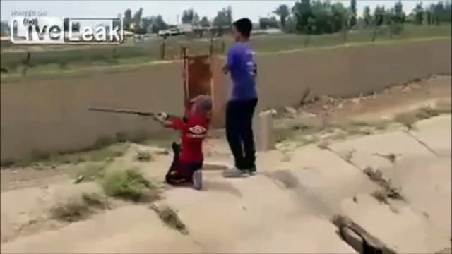 Ce gamin va vite arreter le tir au fusil... Ahaha