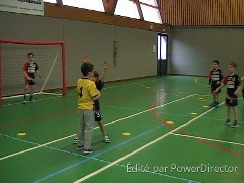 Plateau école de hand samedi 24 mars 2018 : but de Liam