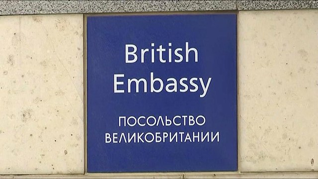 Peggiora la crisi tra Russia e Gran Bretagna: perquisito un volo russo a Londra