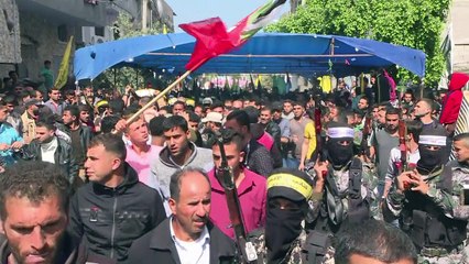 Palestinos enterram seus mortos após confronto