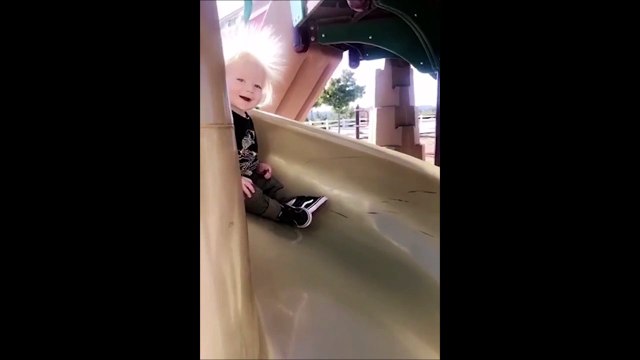 Petit problème de cheveux pour ce gamin qui descend le toboggan