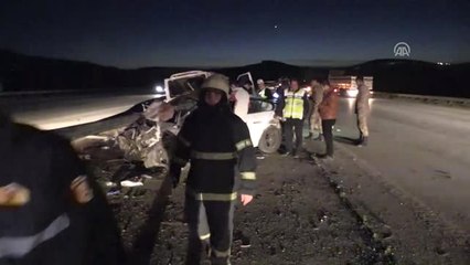 Minibüs ile Otomobil Çarpıştı: 2 Ölü, 8 Yaralı