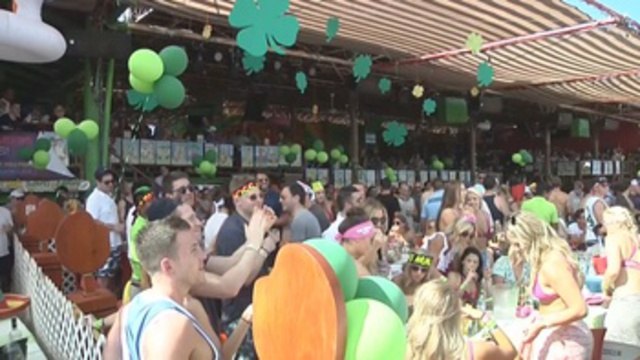 Spring breakers desafían la violencia y abarrotan Los Cabos en México