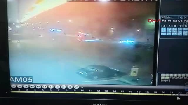 İki Otomobil Çarpıştı, Biri Alt Geçit Merdivenlerine Düştü: 5 Yaralı