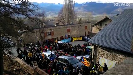 Decenas de personas marchan al pueblo donde Llarena tiene una casa para pedir la libertad de los presos