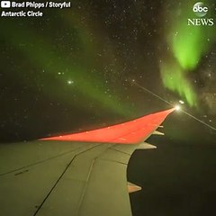 Filmohet nga dritarja e avionit, një dritë e çuditshme duke u futur në tokë