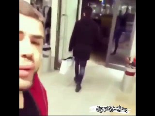 Mağaza Alarmı Gibi Islık Çalarak Arkadaşını Trolleyen Adam