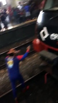 Homem vestido de Homem-Aranha tenta parar trem e é preso; Assista