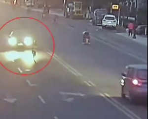 Ciclista azarado é atropelado por três carros diferentes; Assista