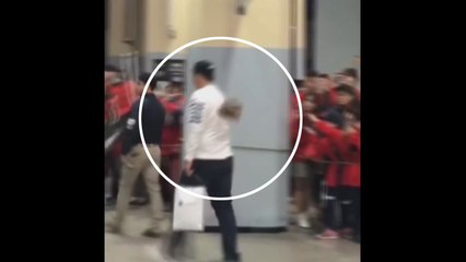 7연패 롯데 주장 이대호, 오물 투척 봉변 / YTN