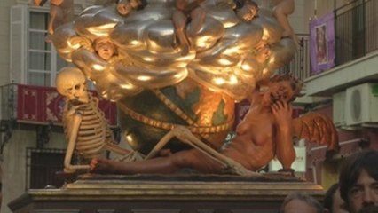 El "Caballero Cubierto" y "La Diablesa" protagonizan la procesión del Santo Entierro de Orihuela