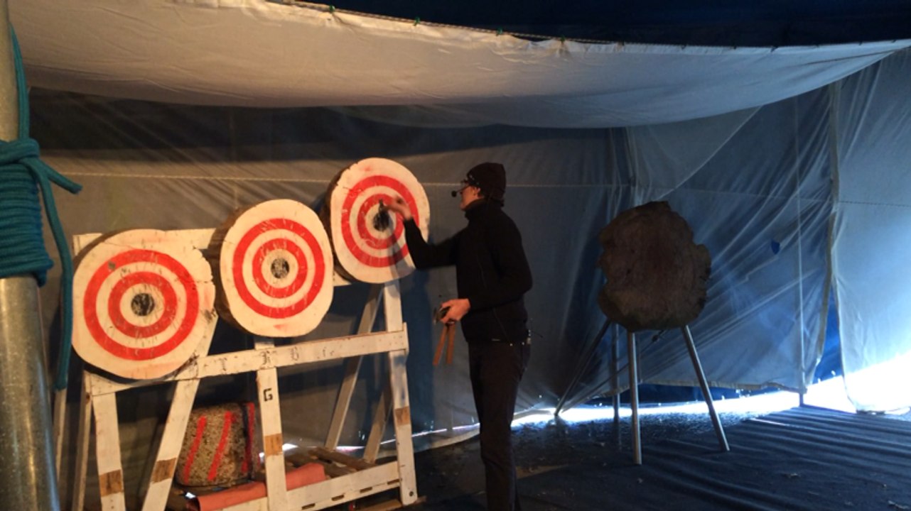 Un as du lancer de couteaux et haches