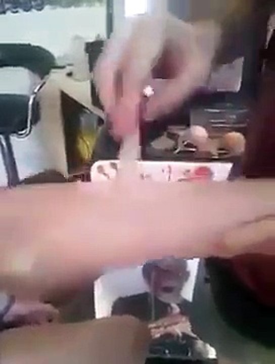 30 Saniyede Gerçekçi Makyaj yapmak