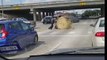 Botte de paille géante : poussée par la police en pleine autoroute !