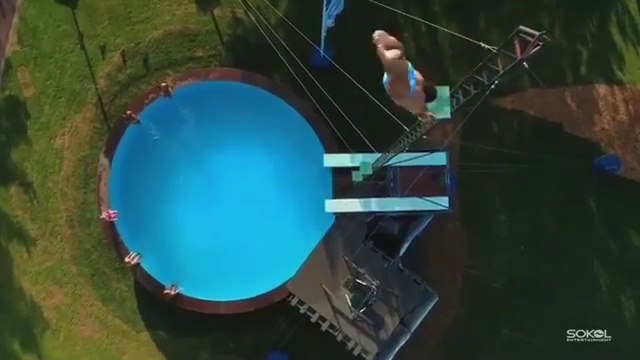 Plongeons spectaculaires dans une piscine ! Attentions ils sont pros...