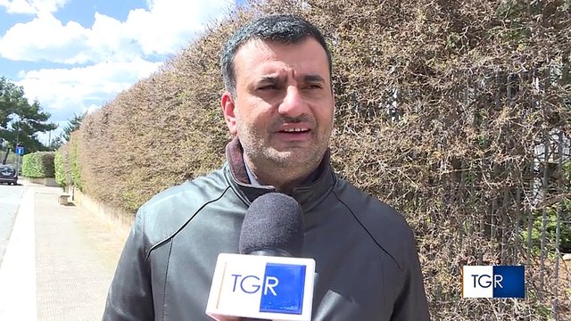 Bari: gli imbecilli a Pasqua non vanno in vacanza. Distrutte le panche di Piazza Mercantile (Bari Vecchia)