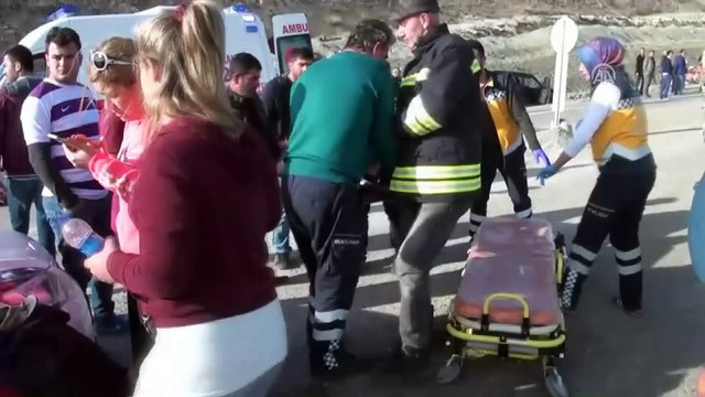 Aşkale'de iki otomobil çarpıştı: 6 yaralı - ERZURUM