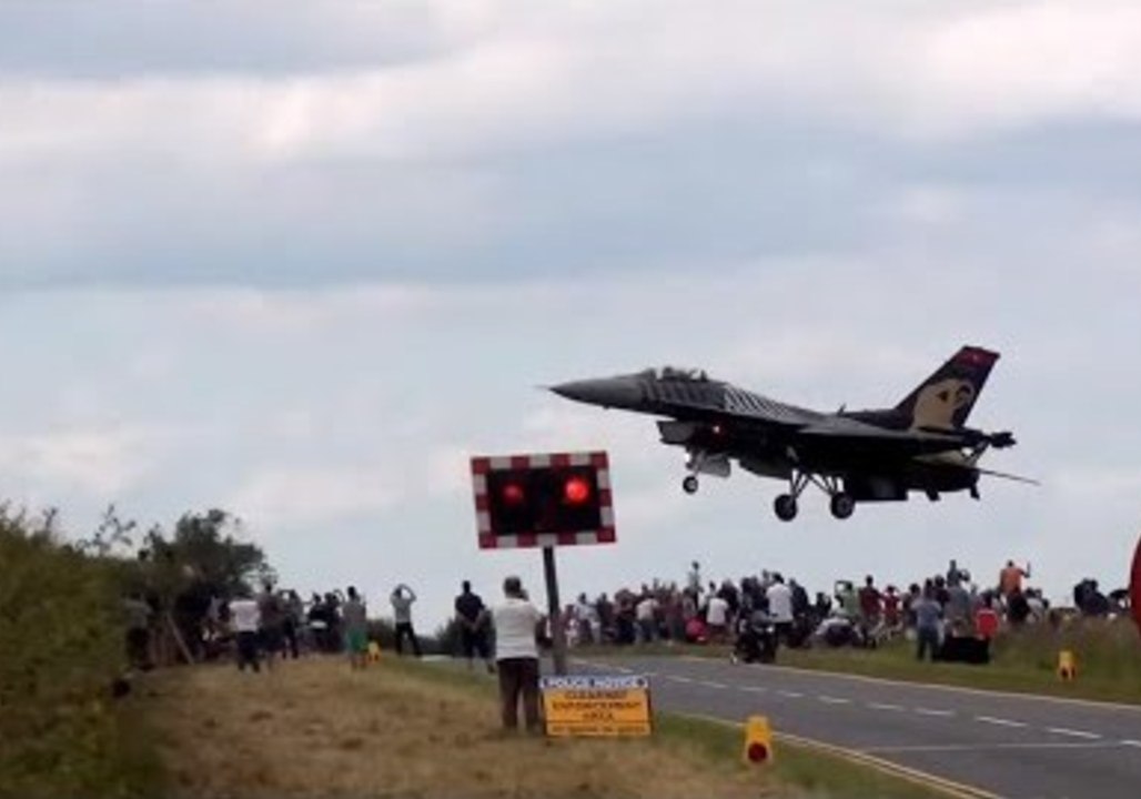 Turkish Pilot Flies Dangerously Close to Observers on the Ground