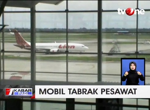 Traktor Tabrak Pesawat Lion Air di Bandara