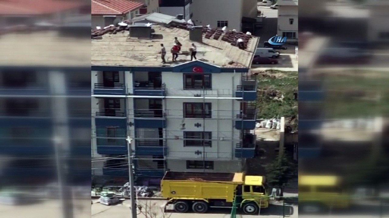 Hem kendi hayatlarını hem de çevredekilerin hayatlarını tehlikeye attılar... Çatı işçileri kazaya davetiye çıkardı