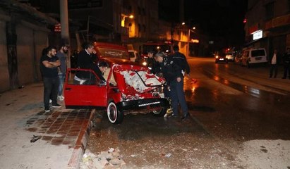 Otomobil, park halindeki kamyonete çarptı: 1 ağır yaralı