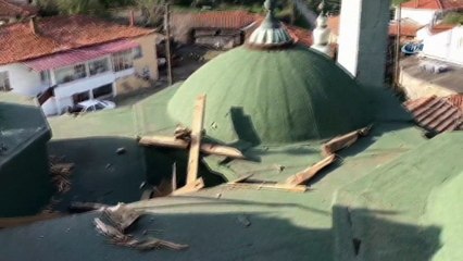 Fırtına minarenin külahını uçurdu