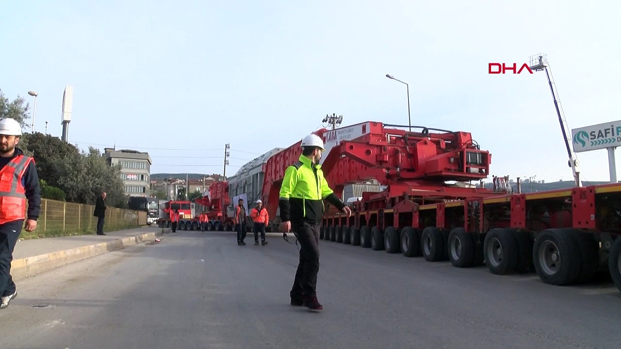 395 tonluk transformatör 280 tekerlekli araçla taşındı, yol ulaşıma kapandı