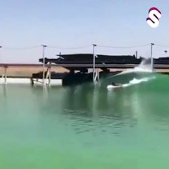 Tren sayesinde sörf yapan adam