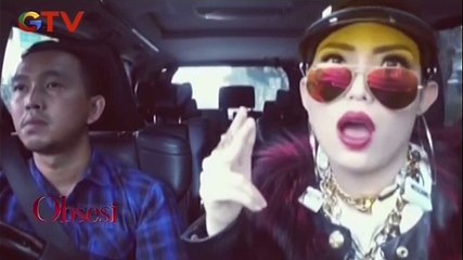 Lagi, Ayu Dewi Beraksi Lipsing di Dalam Mobil