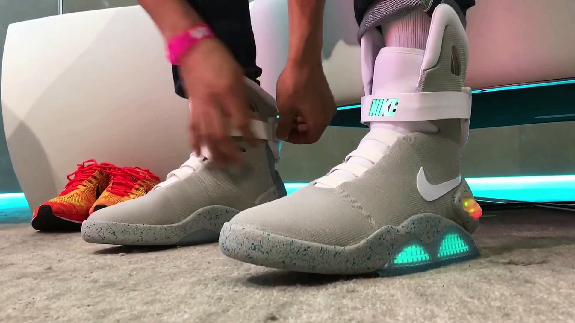 We wear-test the self-lacing Nike MAG. It's awesome! - video Dailymotion