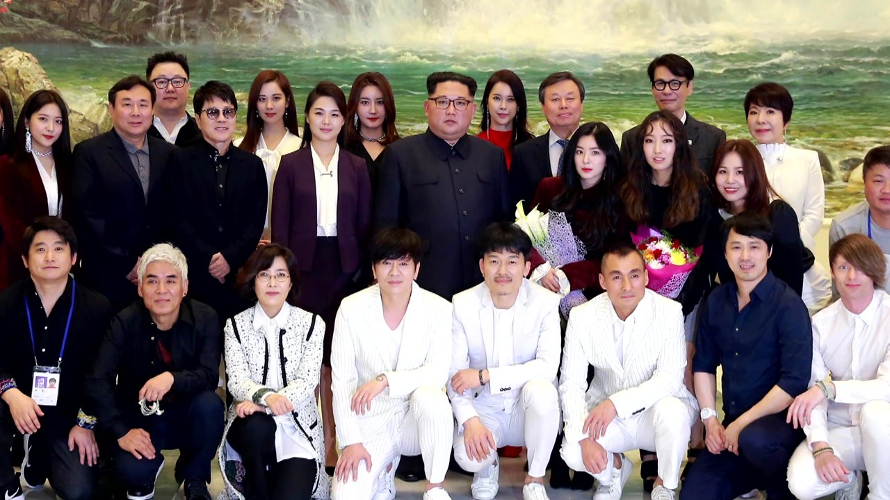 "뒷줄에서 사진 찍은 김정은, 변화의 대목" / YTN