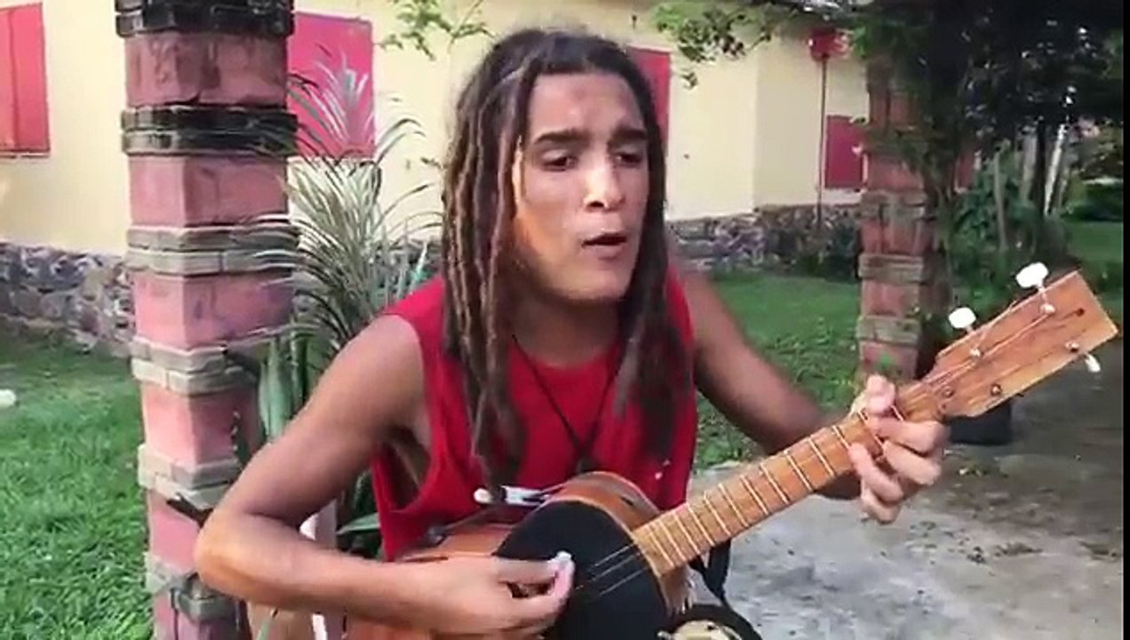 Il chante du Bob Marley