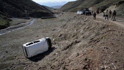 Ağrı'da yolcu minibüsü şarampole devrildi: 10 yaralı