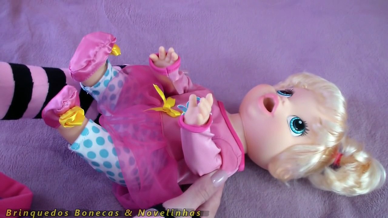 Baby Alive Julia come papinha e troca a fralda com coco e troca roupinha!!!