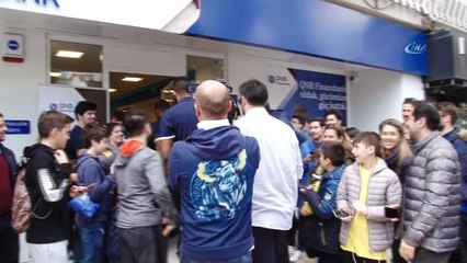 Fenerbahçe Doğuş oyuncuları taraftarla buluştu