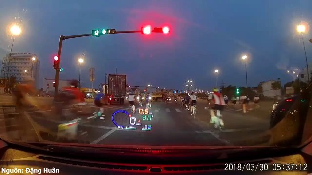 Đoàn xe đạp thể thao vượt đèn đỏ, lao vút vút trên đại lộ khiến CĐM bức xúc