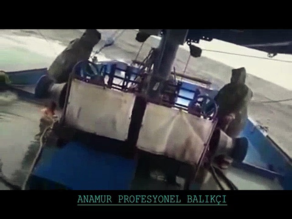 Fırtınalı Havada Vira Yapan Balıkçı Teknesi. | Kalkan kardeşler jigging videoları