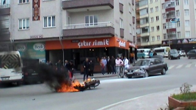 Otomobille çarpışan motosiklet alev alev yandı