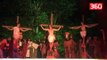 Mendoi se Krishti po kryqëzohej me të vërtetë, spektatori hyn në skenë dhe kap në grushta aktorin (360video)