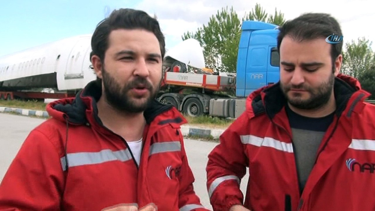 Manisa'da karayolundan uçak geçti... Uçuş süresini tamamlayan uçak emekliye ayrıldı