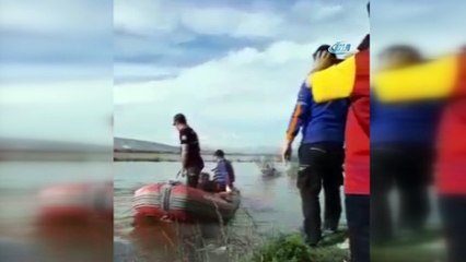 Baba-oğul balık avlarken suda mahsur kaldı