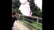 Cette mariée se vautre douloureusement sur une rampe : pas le plus beau jour de sa vie