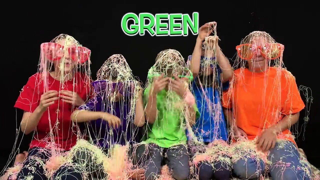 Learn English Colors! Rainbow Silly Spray with Sign Post Kids!