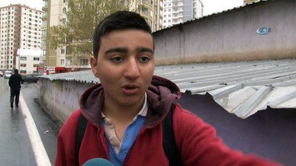 Otomobilin çarptığı küçük çocuk çatıya düştü, o anlar kameraya böyle yansıdı