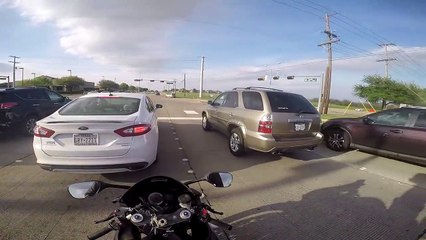 Une voiture grille le feu rouge et fait un gros carton à un carrefour